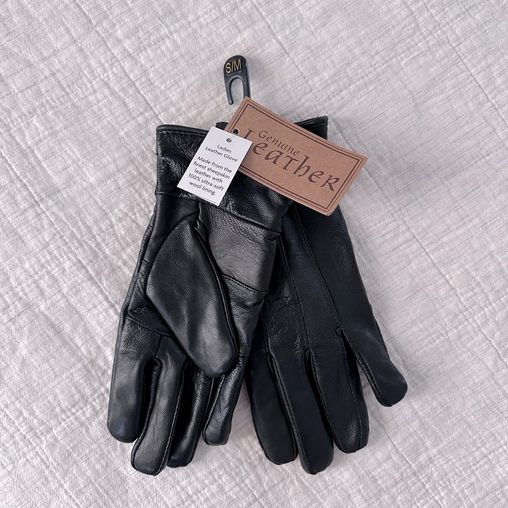 Women’s leather gloves